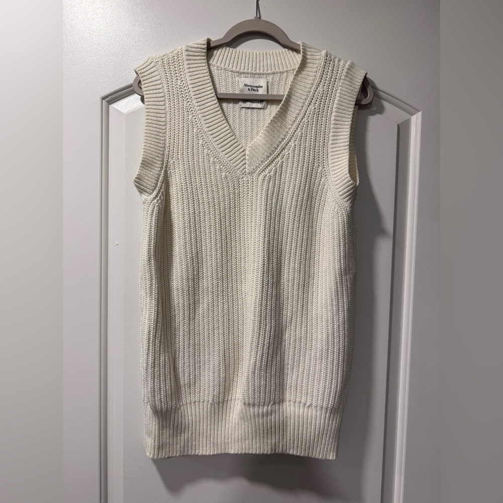 Abercrombie & Fitch Cream Ribbed Knit Sleeveless V-Neck Sweater Vest